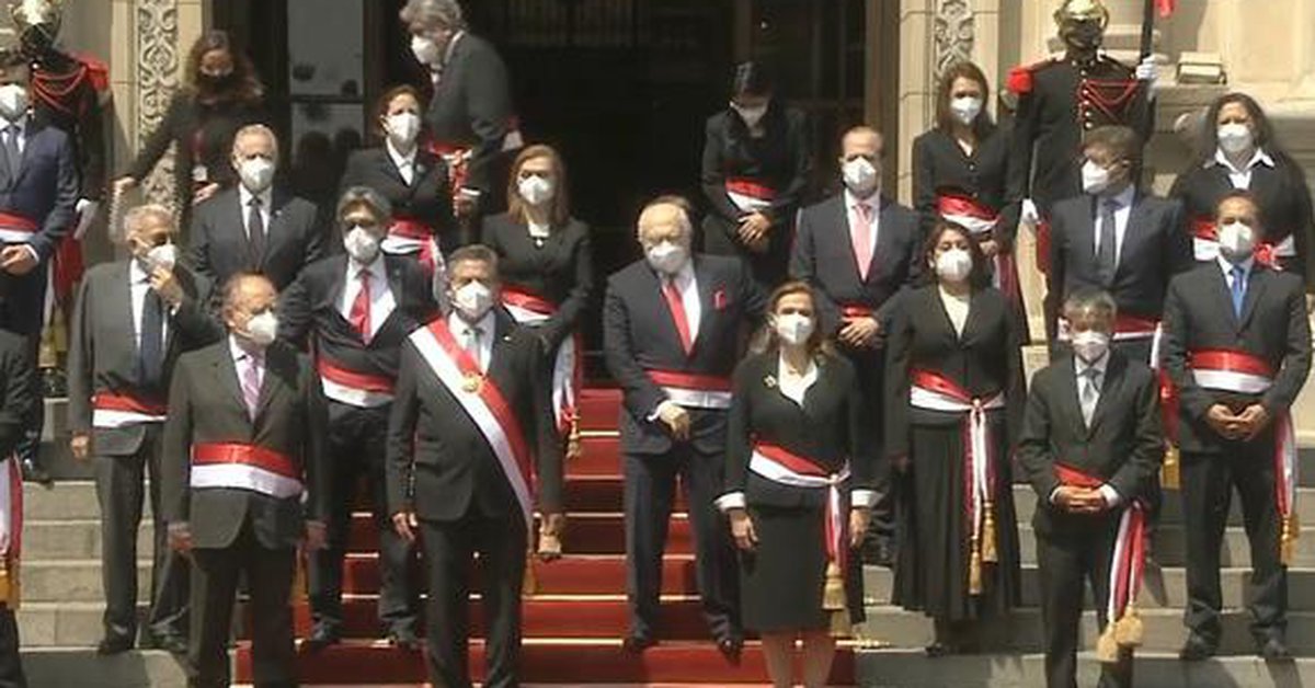 Renuncian 13 de los 18 ministros del gabinete de Merino en Perú
