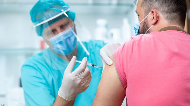 La vacuna contra la covid-19 podría empezar a administrarse en EE.UU. el 12 de diciembre