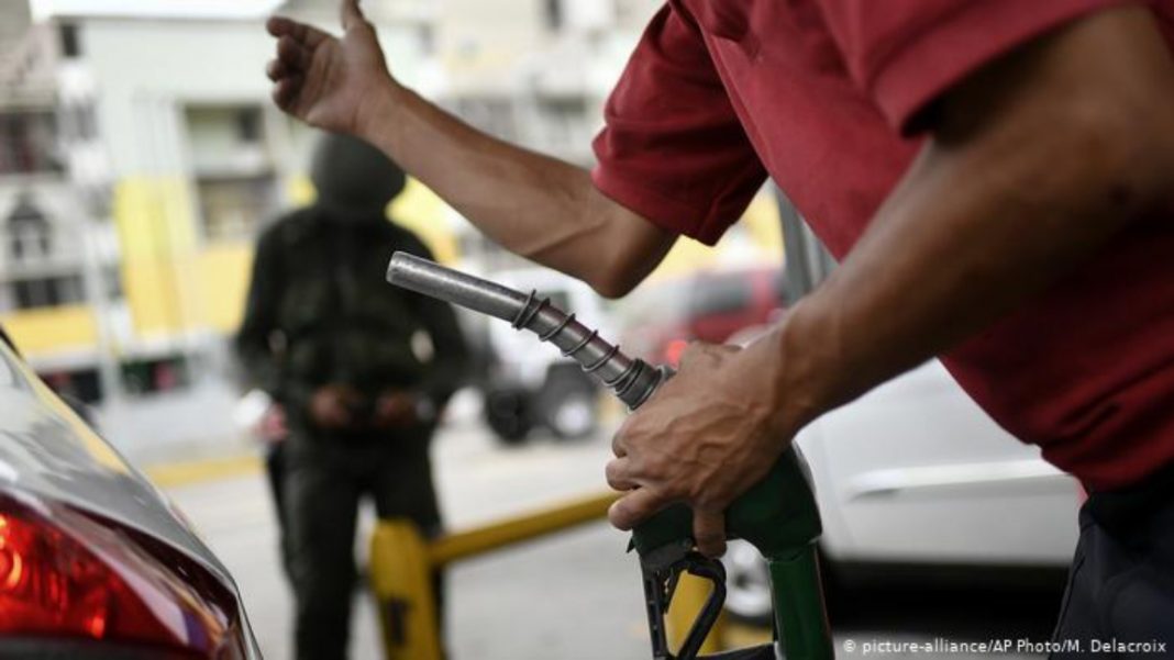 Cinco detenidos en Bolívar por cobrar gasolina en dólares