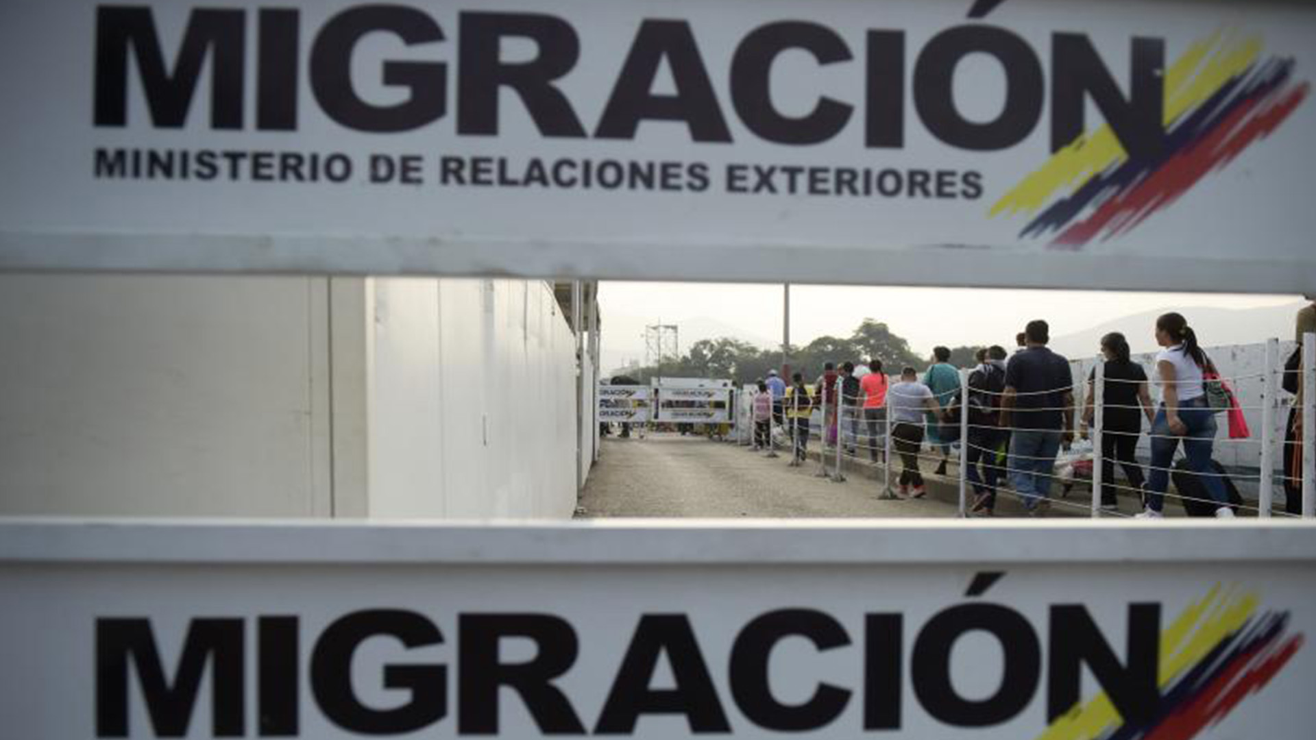 Colombia abrirá "corredor estudiantil" en frontera con Venezuela
