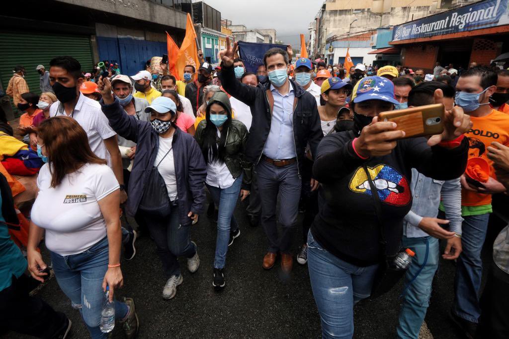 Juan Guaidó recorrió el centro de Los Teques para promover la Consulta Popular