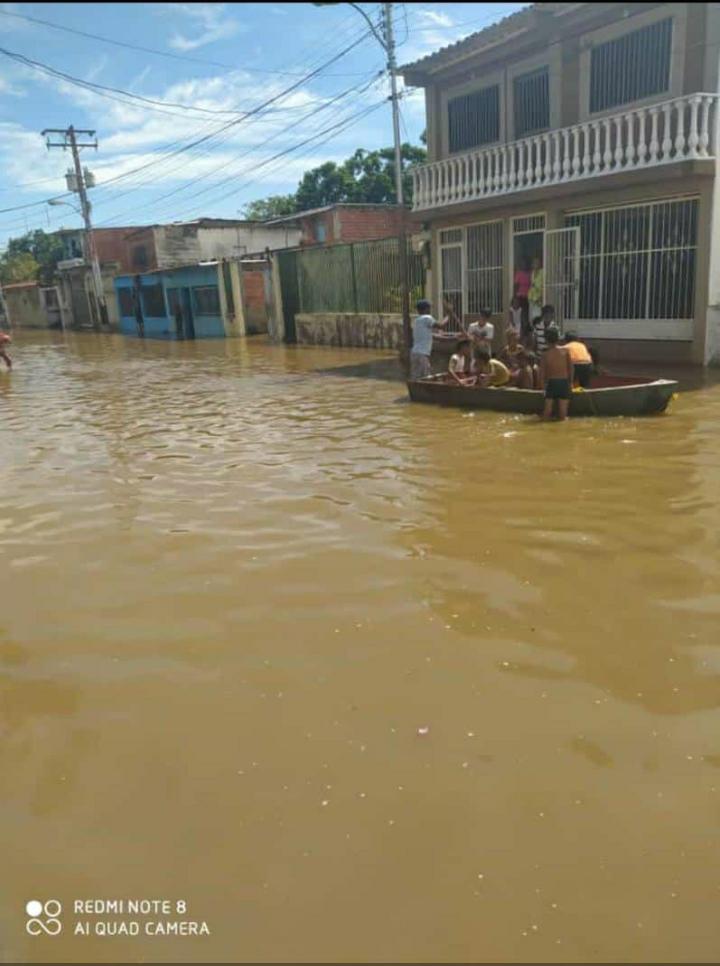 Casas y calles de Higuerote están inundadas por intensas lluvias (+fotos)