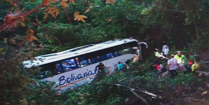 Tragedia en Colombia: 4 muertos al caer bus a un precipicio