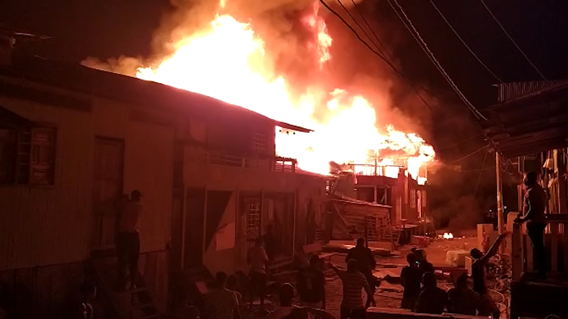 Incendio en Colombia deja dos muertos y 50 casas destruidas