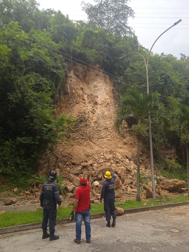 Deslizamiento de Tierra sorprende a vecinos de sector Las Chimeneas