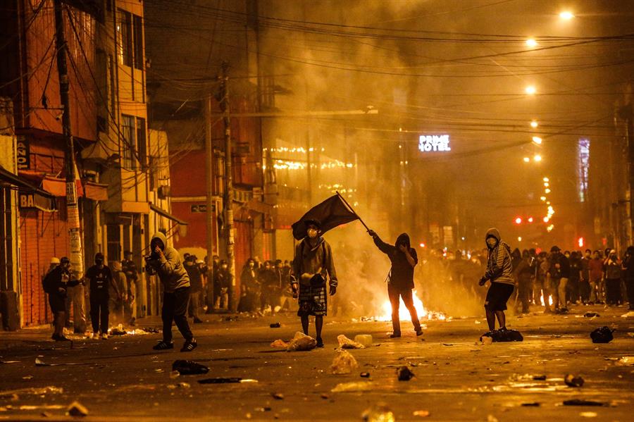 Fuerte enfrentamiento entre policías y manifestantes dejó dos muertos en Lima | Diario 2001