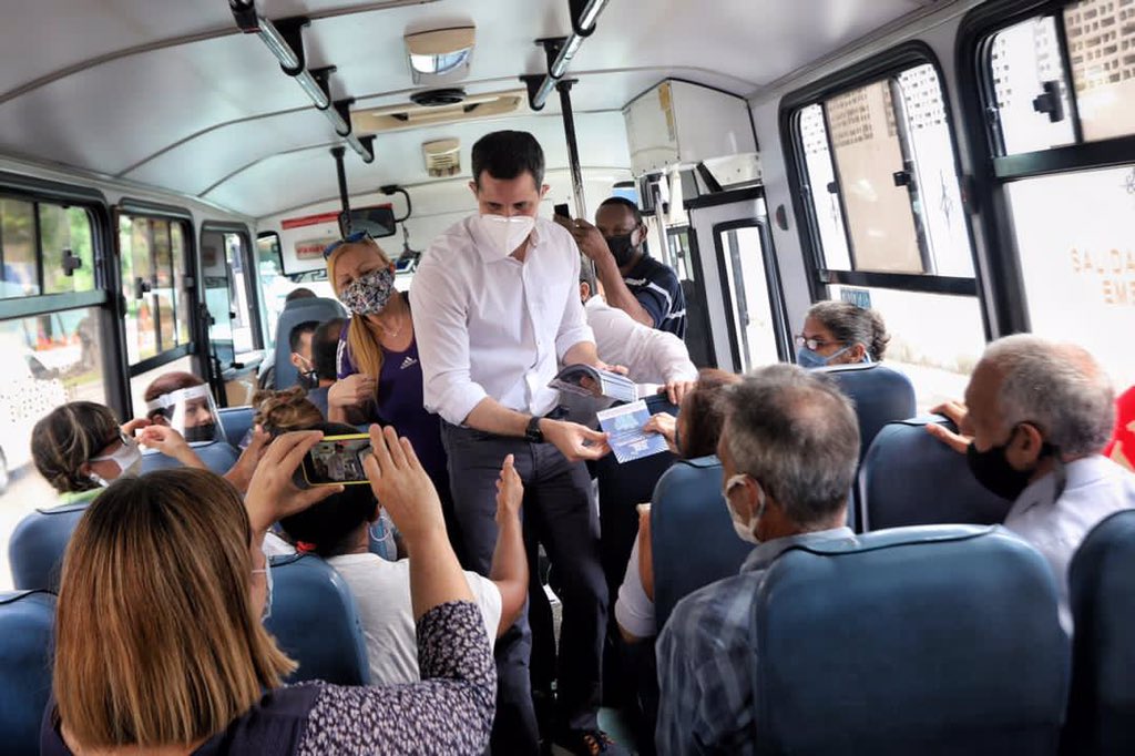 Pasajeros de transporte público recibieron la visita de Juan Guaidó