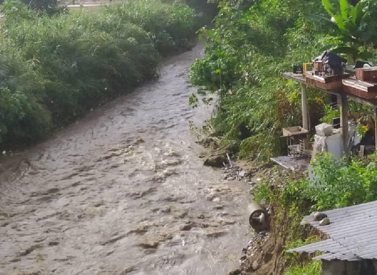 Río El Ingenio se desborda en Guatire y deja 300 familias afectadas