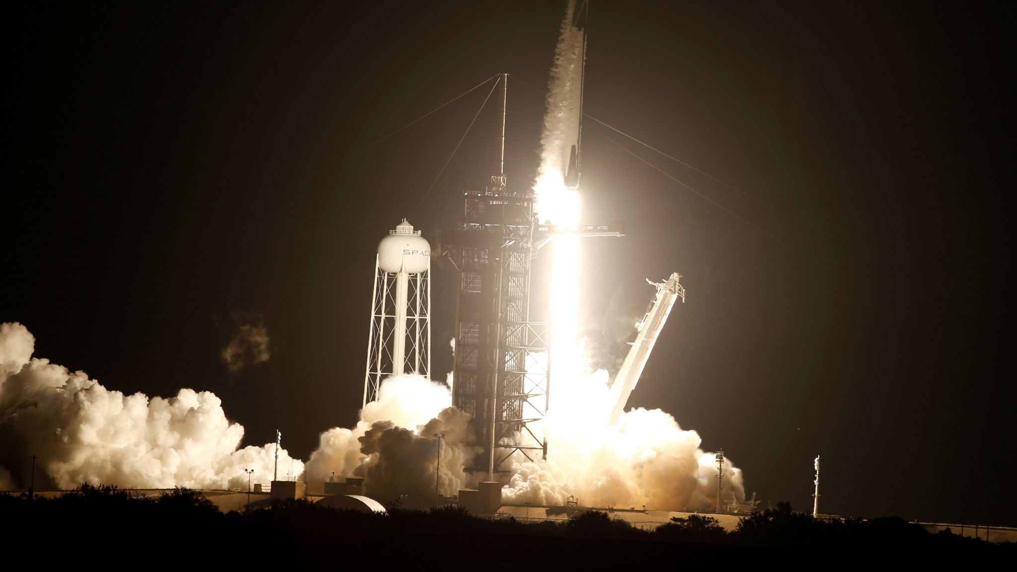 Despega cohete SpaceX hacia estación espacial internacional