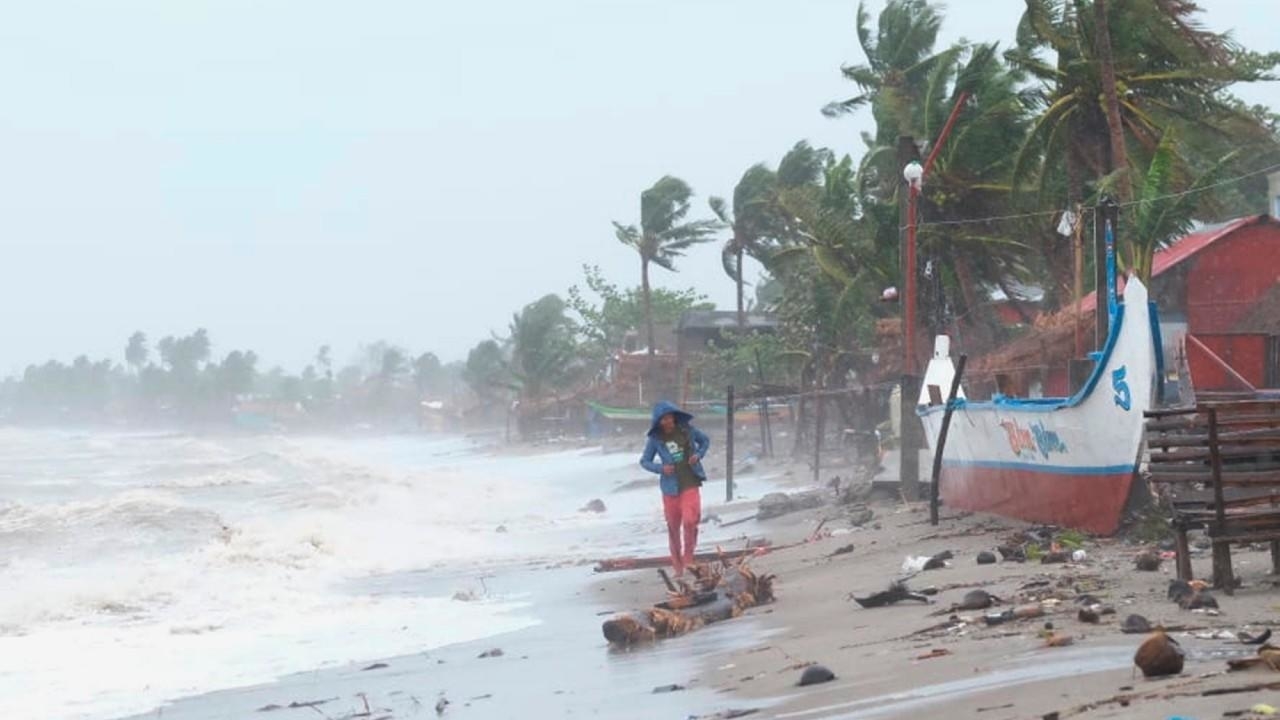 Tifón Vamco deja 48 muertos y decenas de personas atrapadas