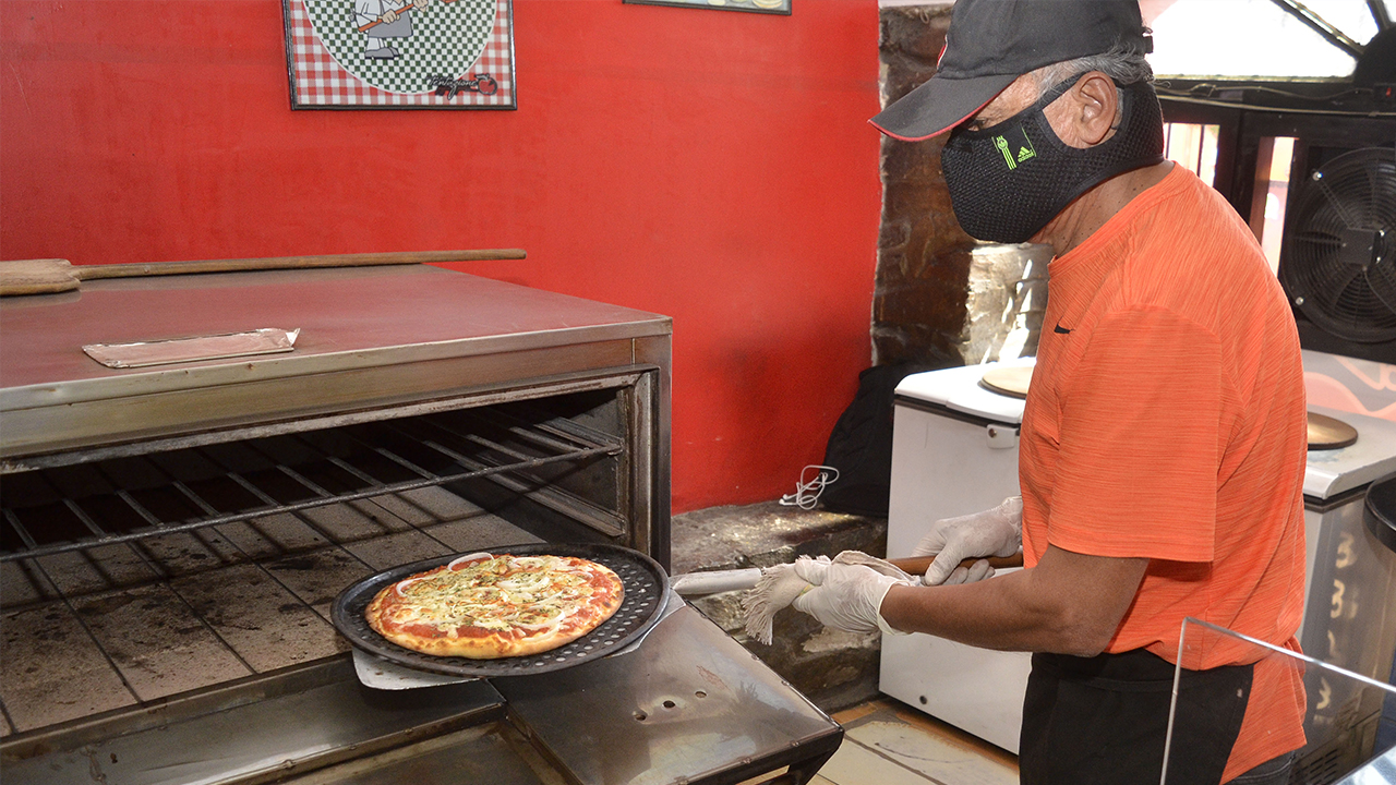 Bolivianos hacen pizza para combatir la pobreza del COVID-19