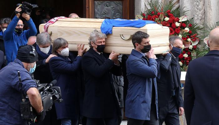 Roban en la vivienda de Paolo Rossi durante su funeral