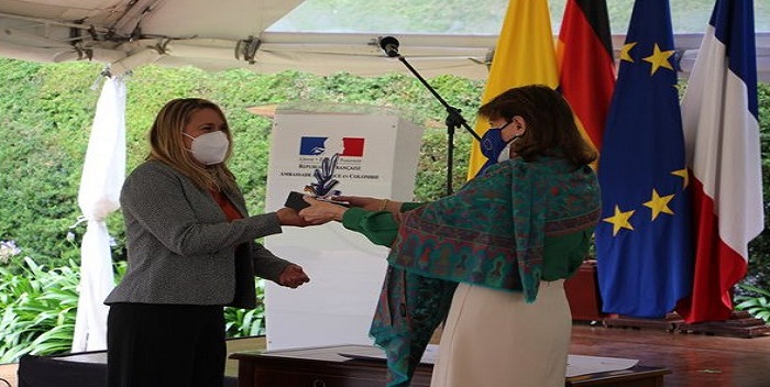 Colombiana que ayuda a venezolanos recibe premio franco-alemán de DDHH
