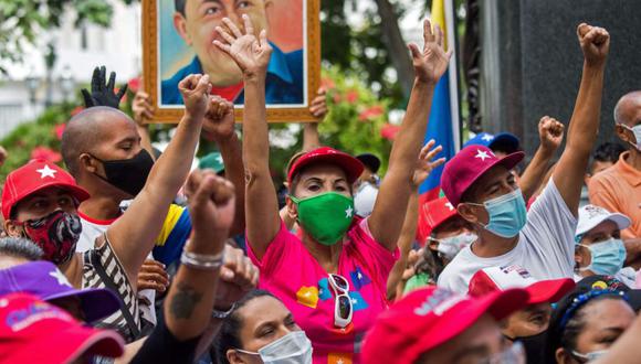 Simpatizantes del chavismo celebran en pequeños grupos victoria parlamentaria