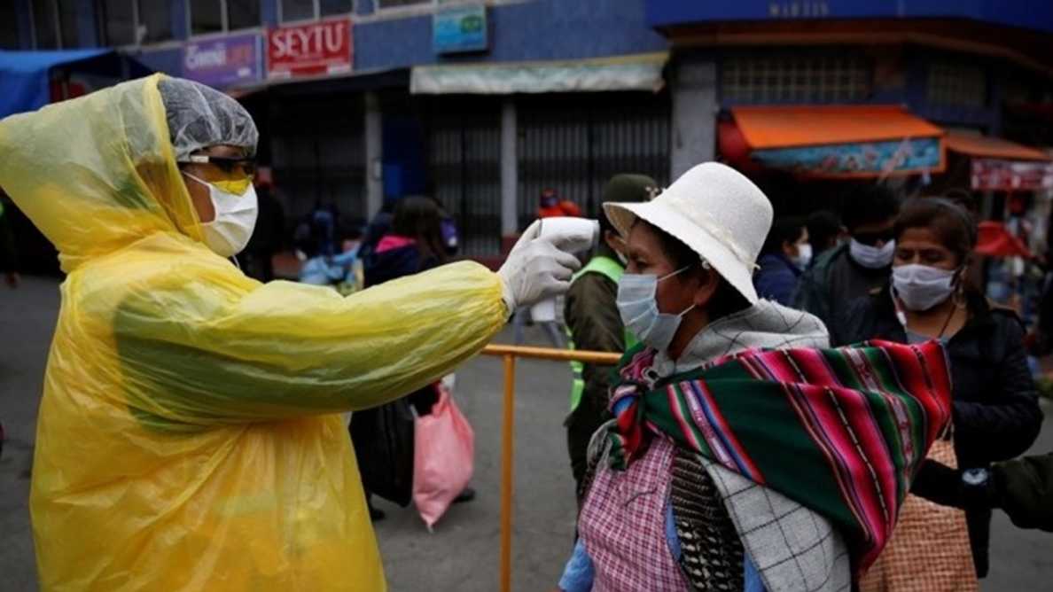 Pago de bono equivalente a 143 dólares genera colas y expectativas en Bolivia