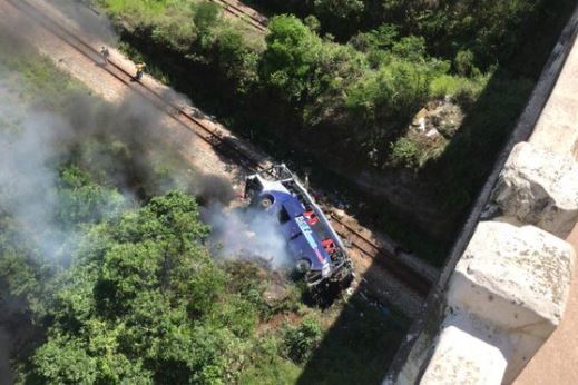 Al menos 14 muertos y varios heridos al caer autobús de un puente en Brasil
