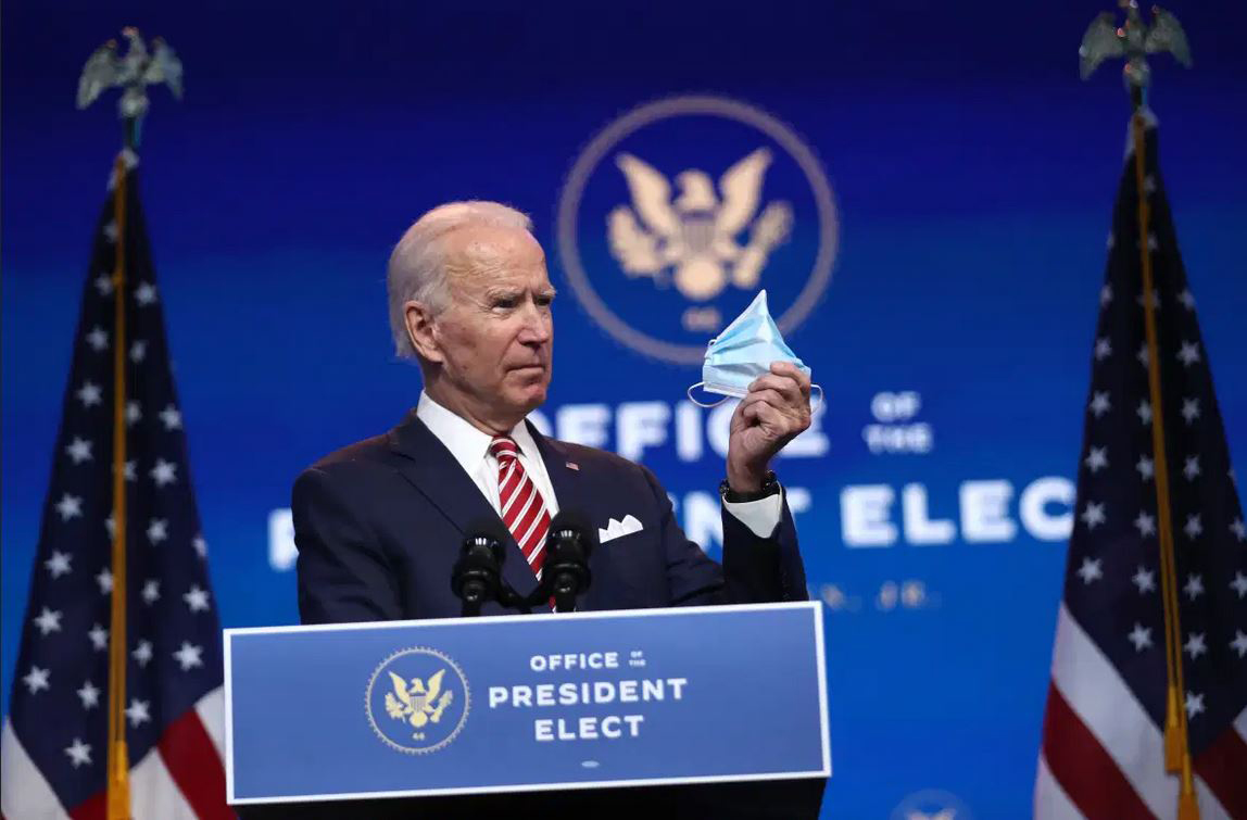 Biden arremete contra Trump por retrasos en la distribución de la vacuna