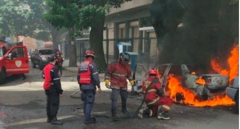 Bomberos controlaron incendio de un carro cerca del centro comercial El Recreo