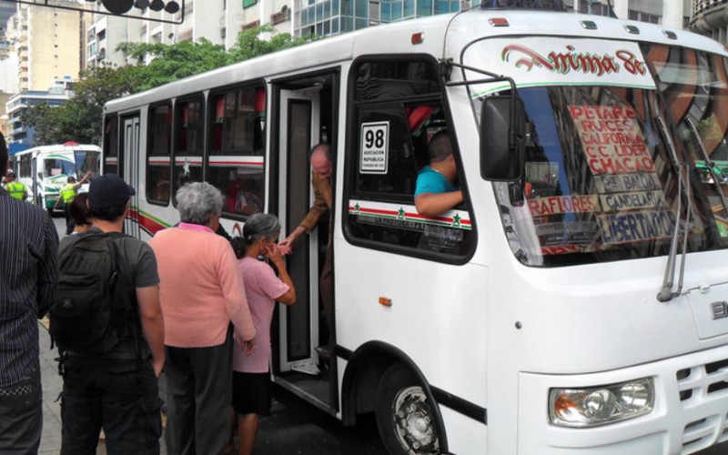 Tres heridos de gravedad dejan atracos en autobuses de Caracas