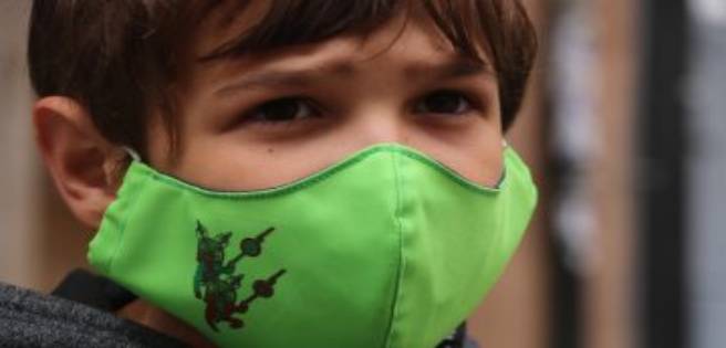Científicos británicos investigan si la nueva cepa contagia más a los niños