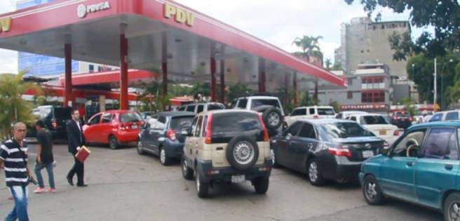 Conductores tienen 12 horas en cola para surtir gasolina en Caracas