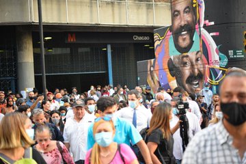 Guaidó continúa en la calle sumando apoyo para la Consulta Popular