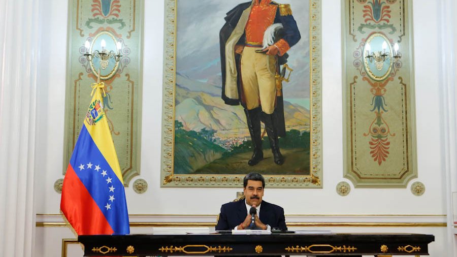 Maduro califica como "válvula de escape" uso de dólares en la economía nacional