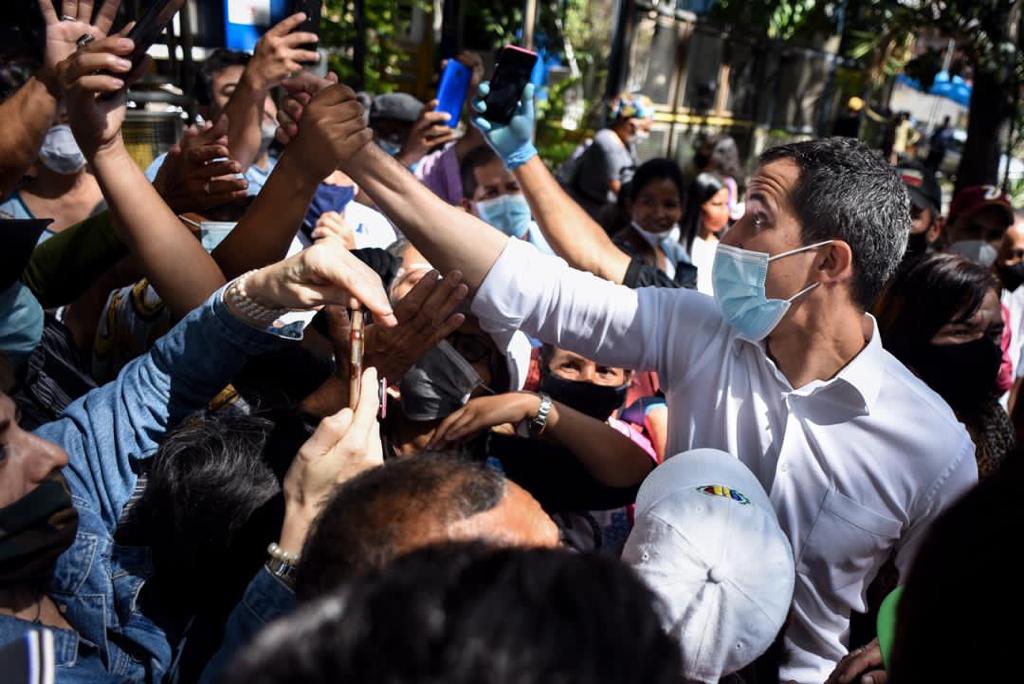 Guaidó recorre las calles de Montalbán para sumar apoyo de cara a la Consulta Popular