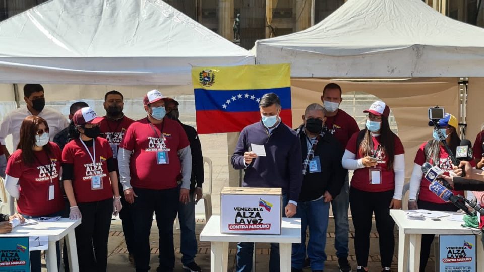Leopoldo López participa en la consulta de Guaidó