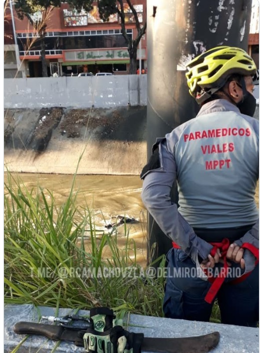 Paramédicos sacaron del Río Guaire un cuerpo aparentemente maniatado