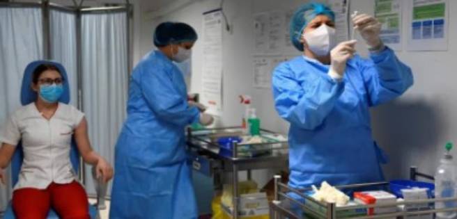 Rumanía comienza vacunación contra la COVID-19 con una enfermera