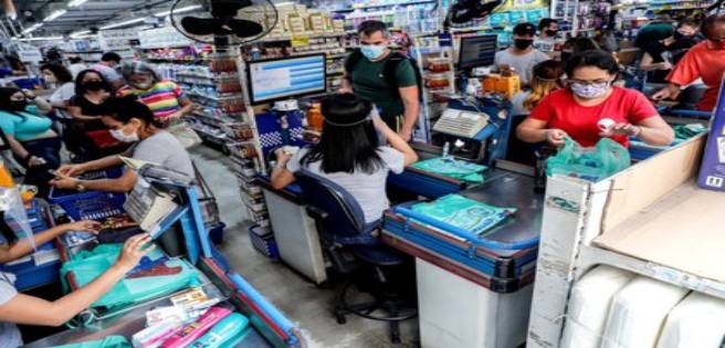 Miles de personas ultiman compras en un Sao Paulo con la covid en alta