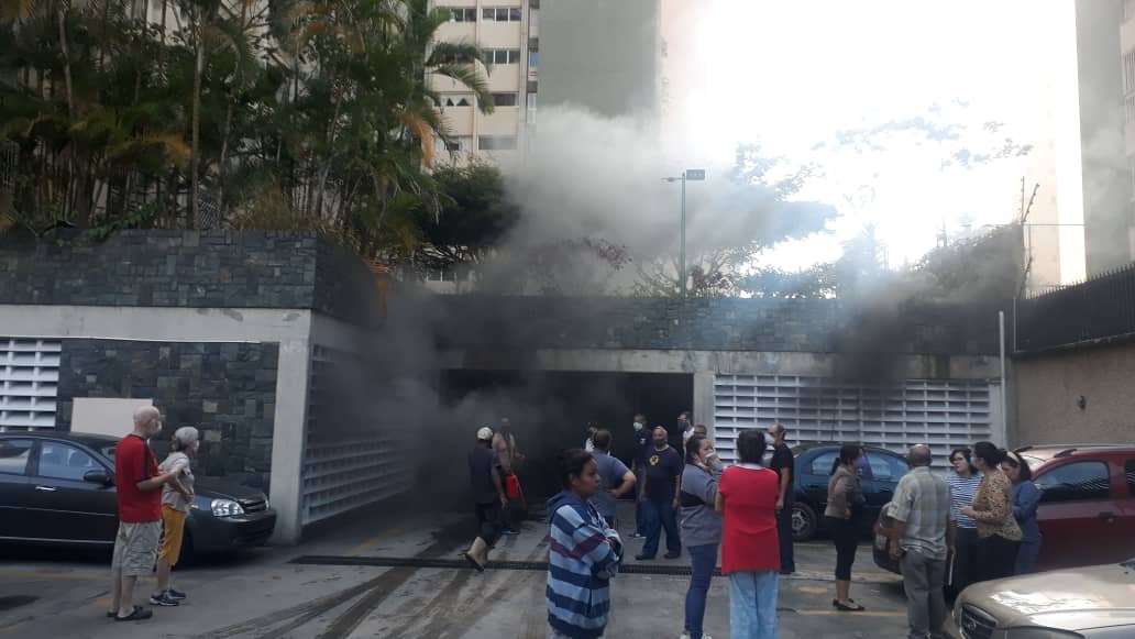 Incendio en la urbanización El Cigarral deja tres vehículos afectados