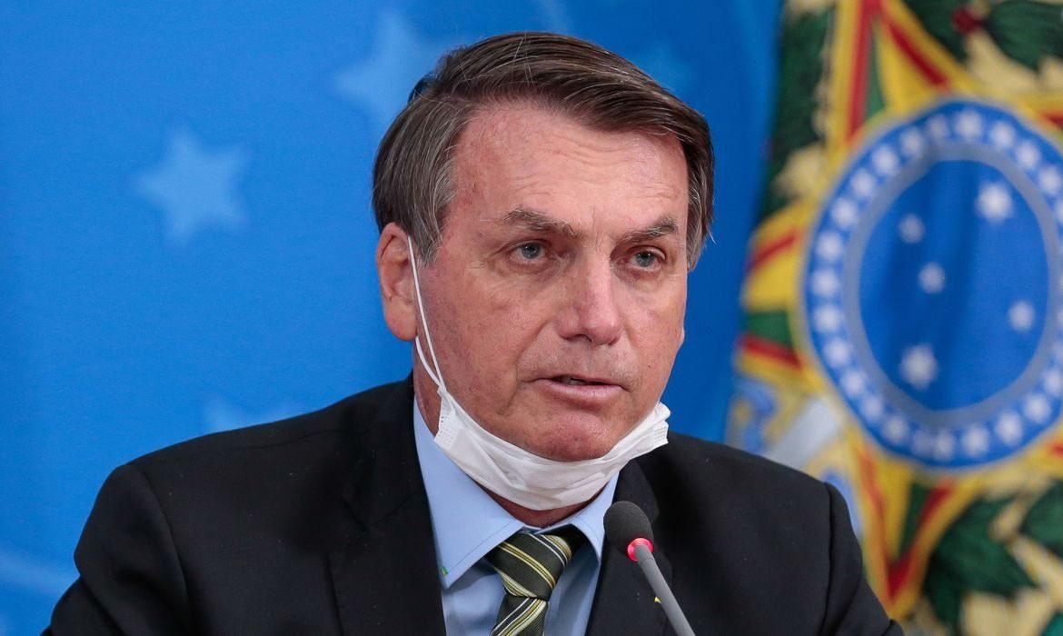 Bolsonaro anuncia eliminación de impuesto para importar pistolas