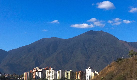 Cielos poco nublados y escasas lluvias se prevén este domingo