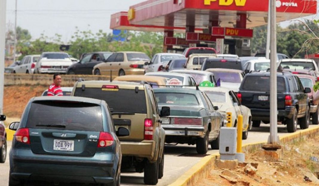 Un hombre falleció dentro de su vehículo mientras hacía cola de gasolina