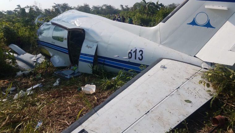 Localizan avioneta con presuntos paquetes de cocaína en Guatemala