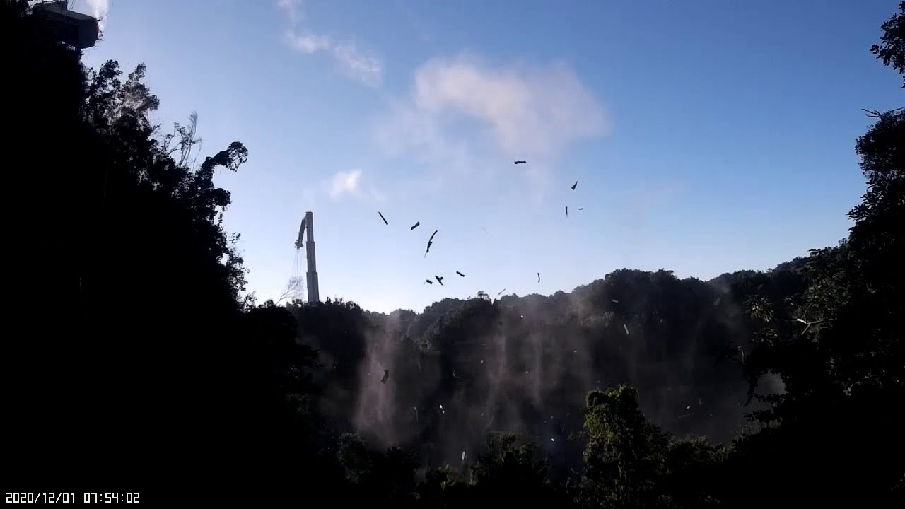 Momento en el que colapsa el histórico radiotelescopio de Arecibo