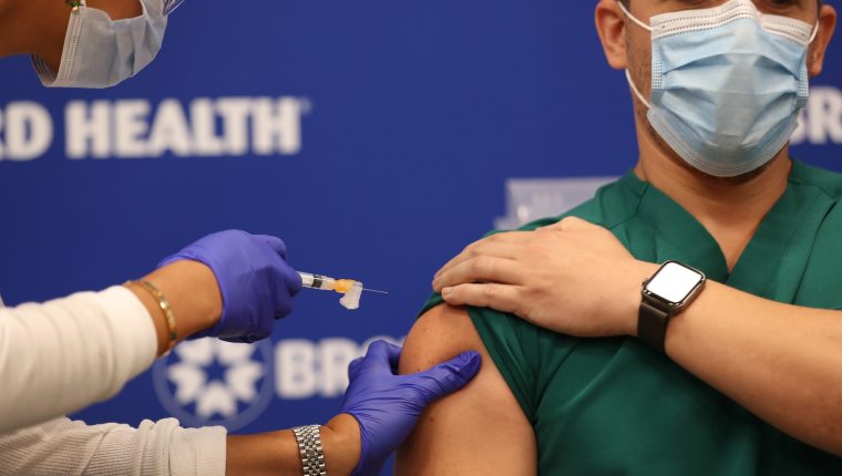 Costa Rica aplica las primeras vacunas contra la covid a dos adultos