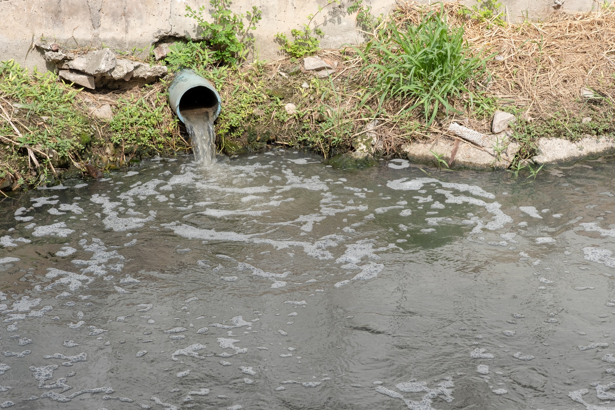 Mujer lanza a su bebé a un río de aguas negras alentada por su novio