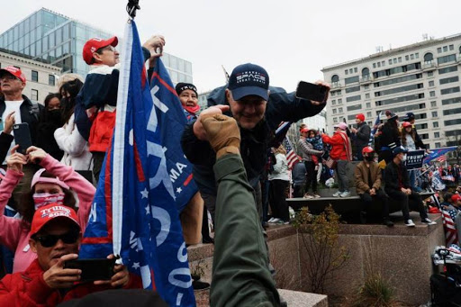 Fieles a Trump vuelven a denunciar "fraude" en las calles de Washington