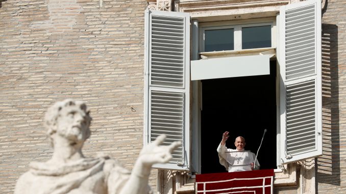 Vaticano comienza campaña de vacunación y se vacunarán los dos papas