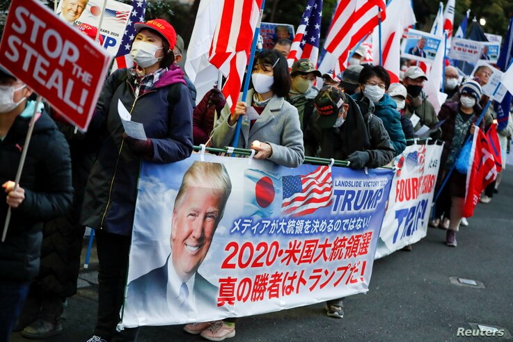 Seguidores japoneses de Trump se manifiestan en Tokio antes de investidura de Biden