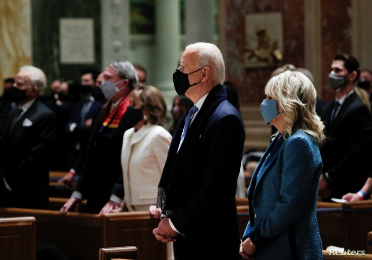 Biden asiste a un servicio religioso antes de su investidura presidencial