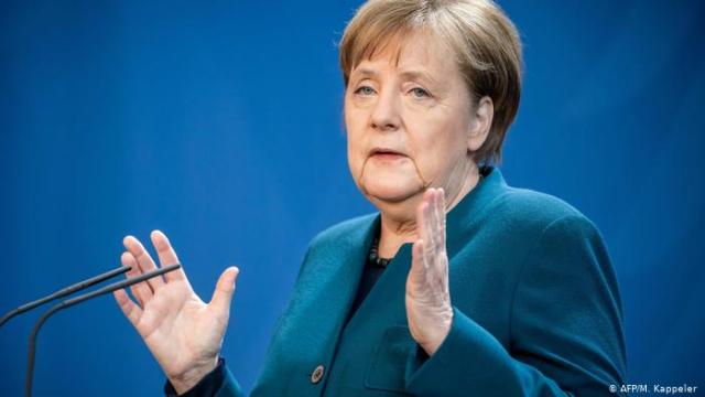 Merkel considera problematica la suspensión de la cuenta Twitter de Trump