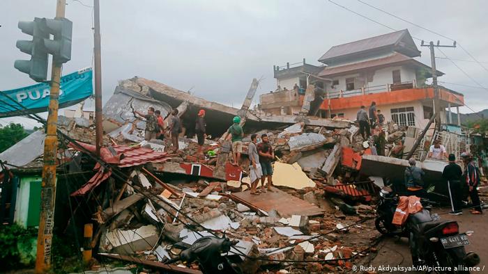Tres muertos y 24 heridos tras un fuerte terremoto en Indonesia