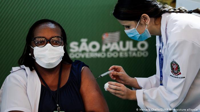 Brasil aprueba uso urgente de dos vacunas contra el coronavirus