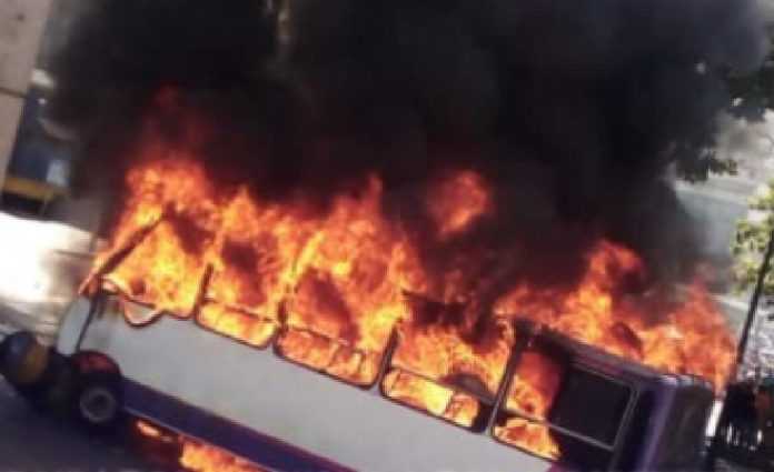 Falla mecánica provoca incendio en una unidad de transporte público