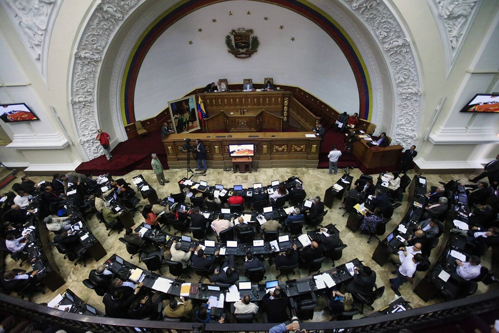 Diputados del gobierno llegan al Parlamento para asumir funciones