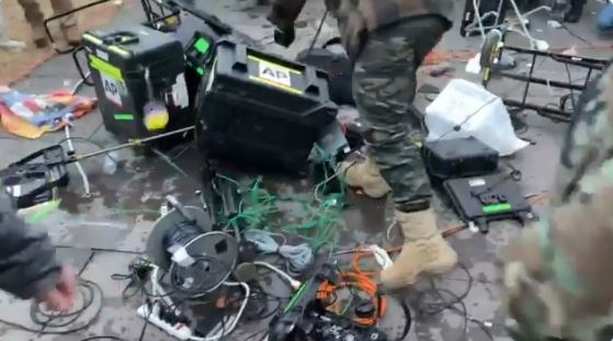 Manifestantes destruyen equipos de los medios de comunicación en el Capitolio de EEUU (+Video)